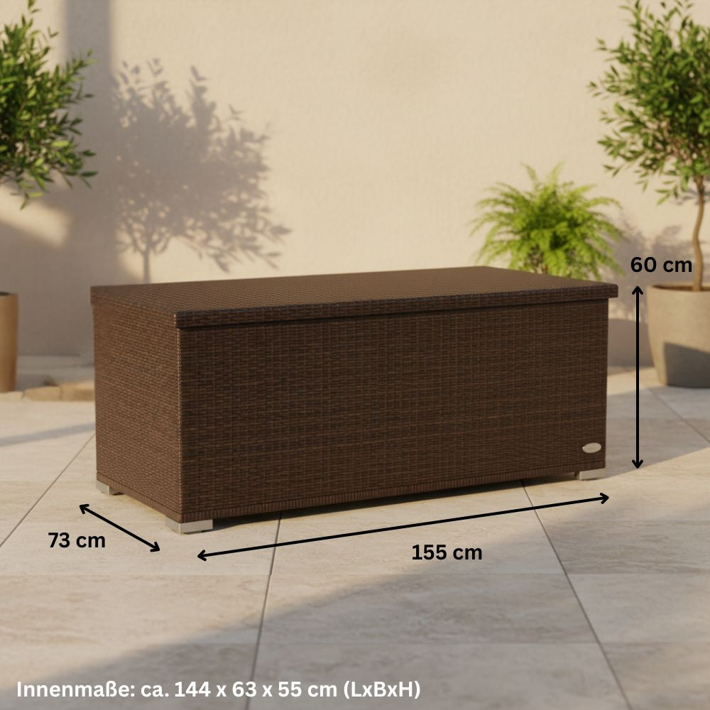 Braune Garten-Auflagenbox aus Polyrattan mit Außenmaßen 155 × 73 × 60 cm und Innenmaßen 144 × 63 × 55 cm zur Aufbewahrung von Gartenauflagen und Outdoor-Zubehör.
