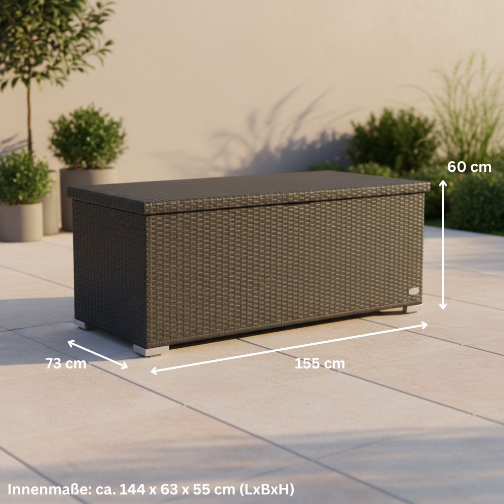 Graue Garten-Auflagenbox aus Polyrattan mit Außenmaßen 155 × 73 × 60 cm und Innenmaßen 144 × 63 × 55 cm zur Aufbewahrung von Gartenauflagen und Outdoor-Zubehör.