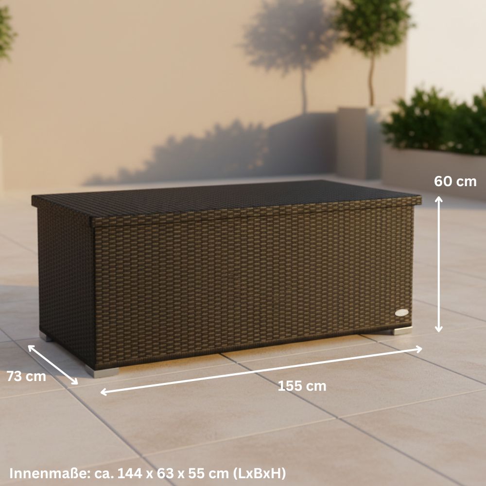Schwarze Garten-Auflagenbox aus Polyrattan mit Außenmaßen 155 × 73 × 60 cm und Innenmaßen 144 × 63 × 55 cm zur Aufbewahrung von Gartenauflagen und Outdoor-Zubehör.
