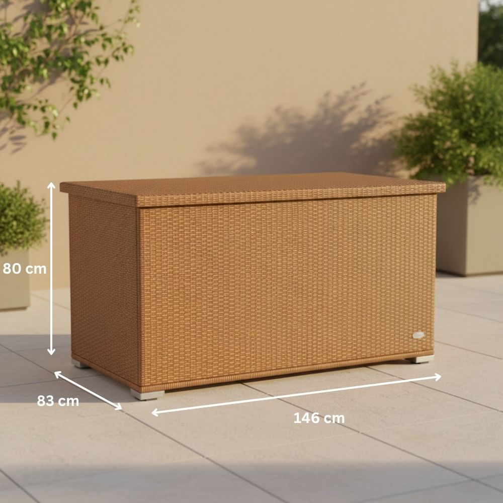 Naturfarbene Garten-Auflagenbox aus Polyrattan mit Außenmaßen 146 × 83 × 80 cm und Innenmaßen 135 × 73 × 75 cm für Gartenauflagen und Gartenzubehör.