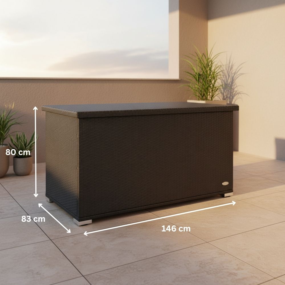 Schwarze Polyrattan Gartenbox mit Außenmaßen 146 × 83 × 80 cm zur wetterfesten Aufbewahrung von Gartenauflagen, Kissen und Gartenzubehör auf Terrasse oder Balkon.