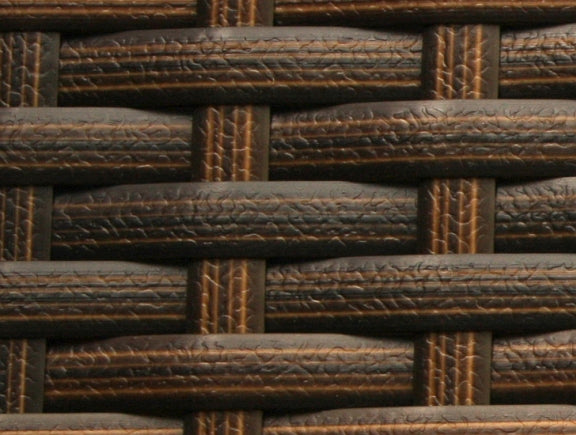 Nahaufnahme des braunen Poly-Rattan-Geflechts in feiner Webstruktur.