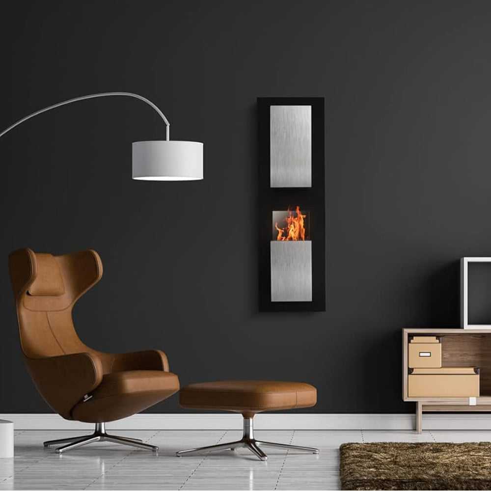 Design-Wandkamin mit Flamme neben braunem Relaxsessel in stilvoll modernem Wohnzimmer.