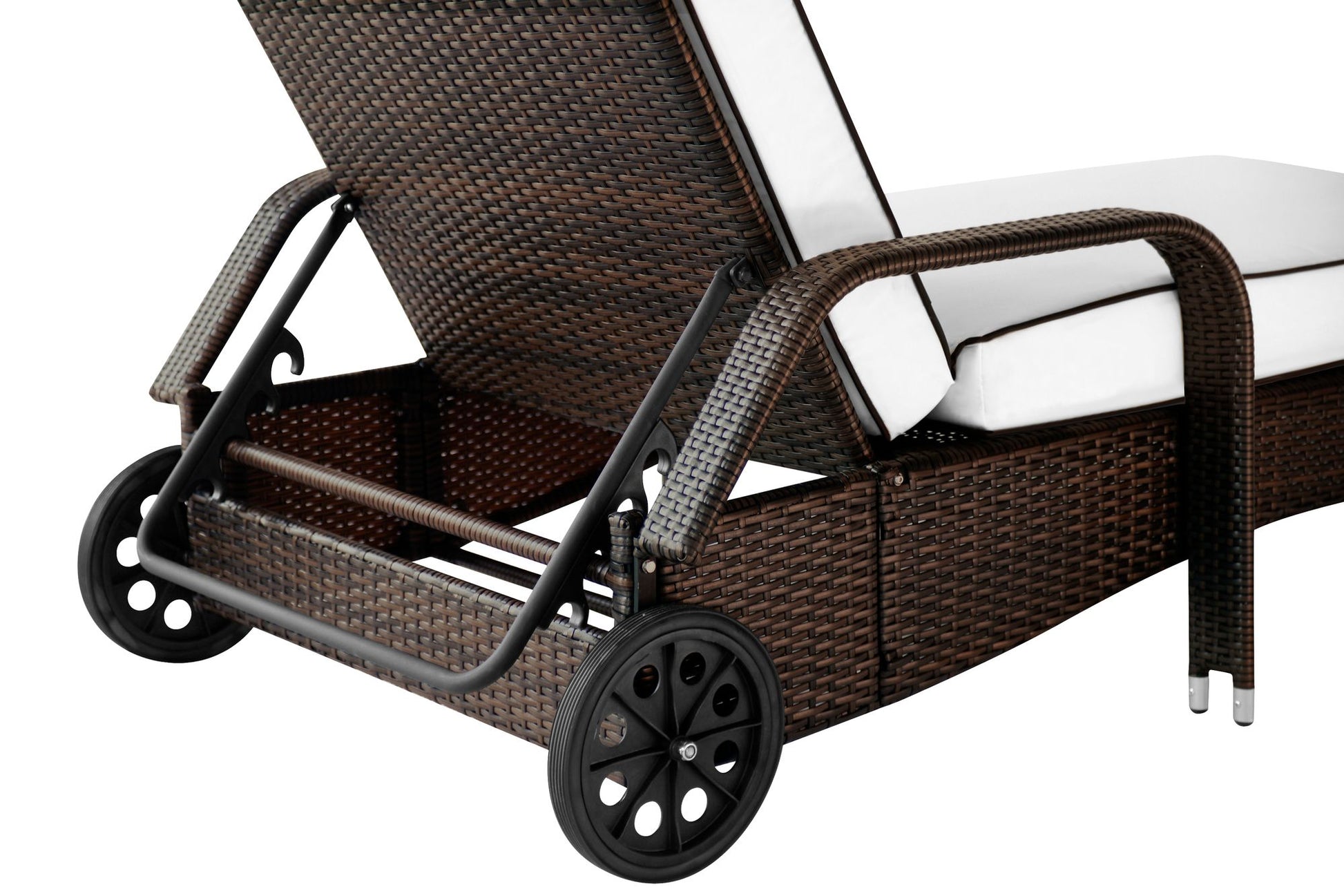 Detailansicht braune Sonnenliege mit Poly-Rattan Geflecht, Rückenlehnen-Verstellung, Rädern und Gestell.