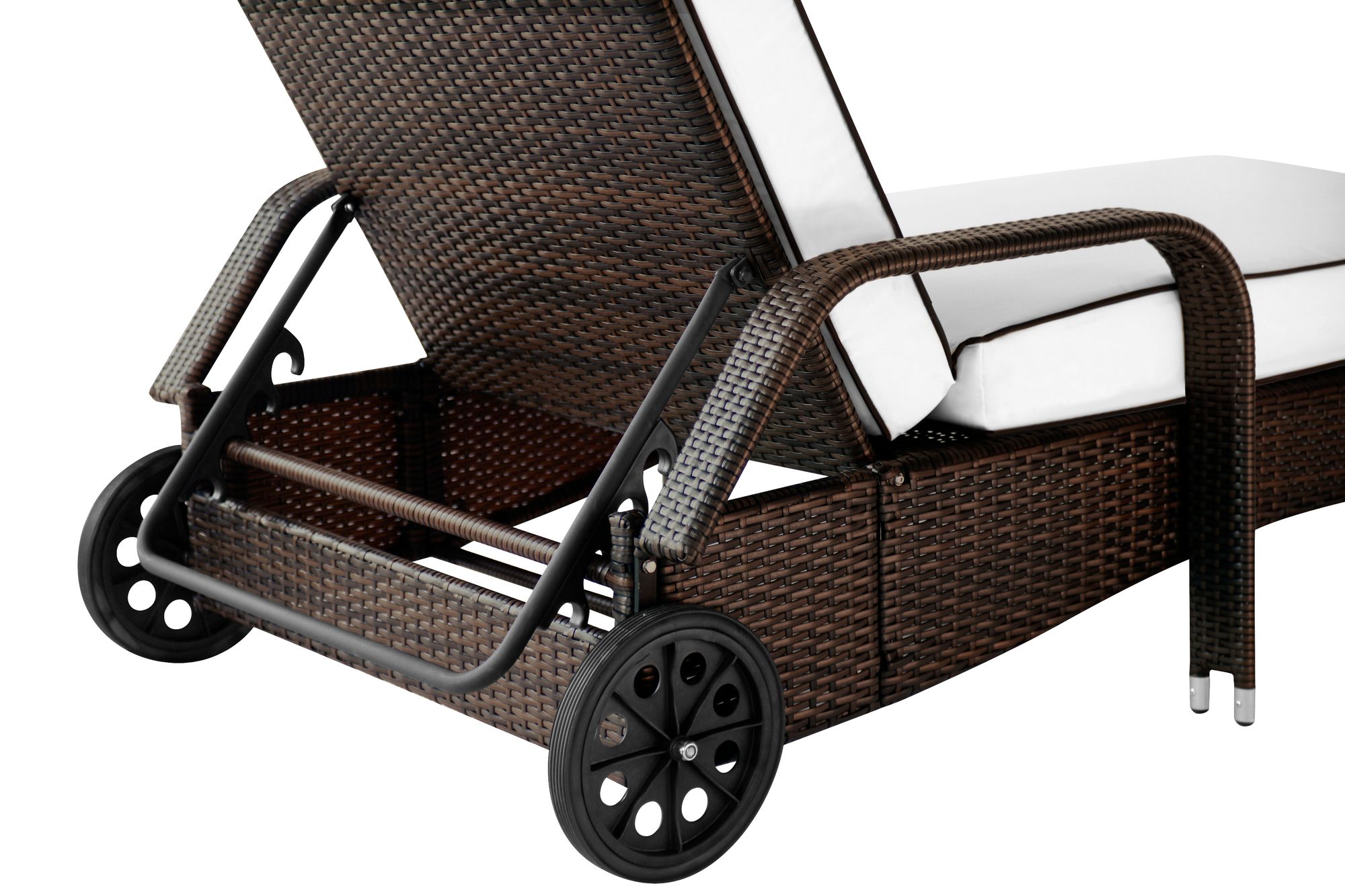 Detailansicht braune Sonnenliege mit Poly-Rattan Geflecht, Rückenlehnen-Verstellung, Rädern und Gestell.