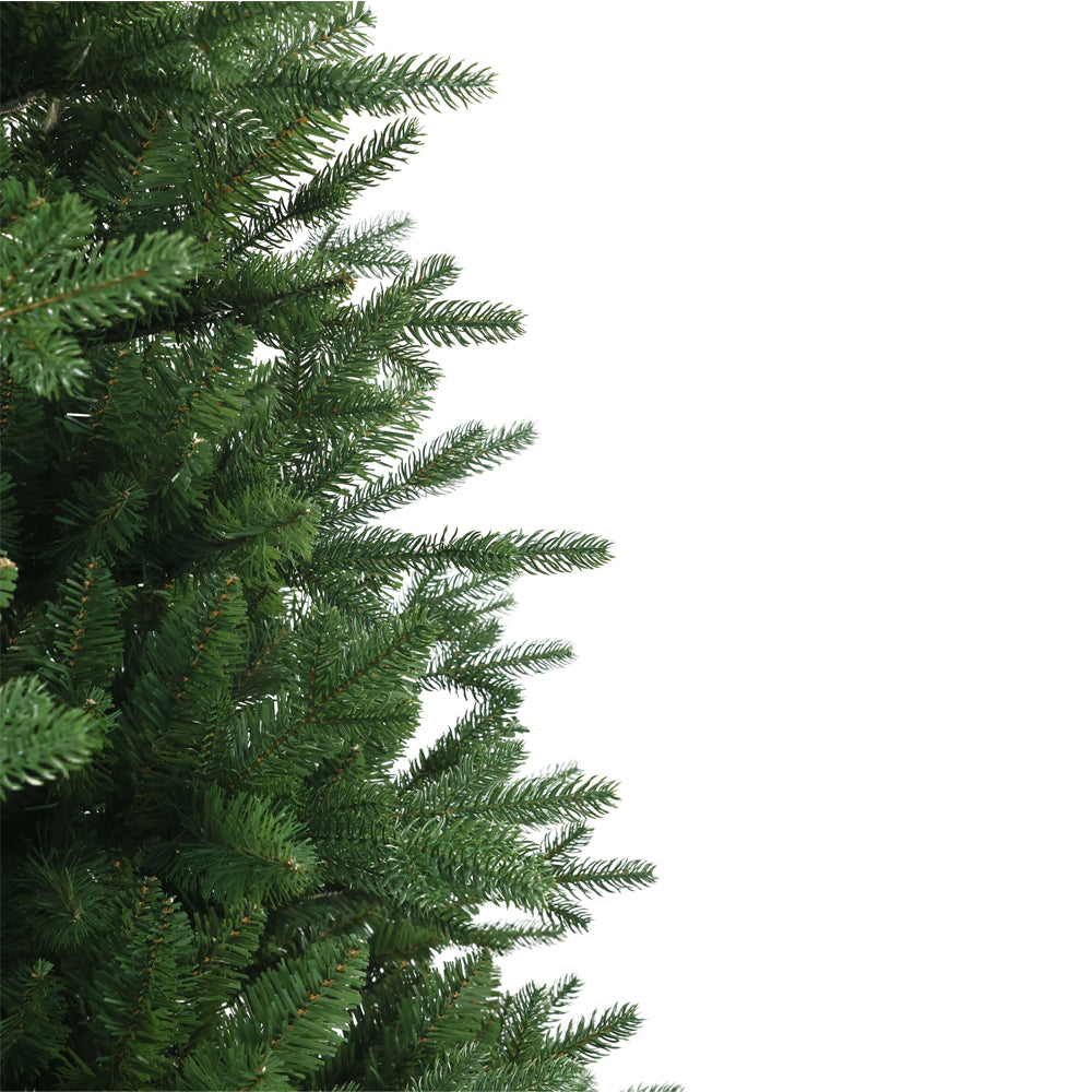 Detailansicht der grünen Tannenzweige eines künstlichen Weihnachtsbaums mit naturgetreuer Optik. 210 cm