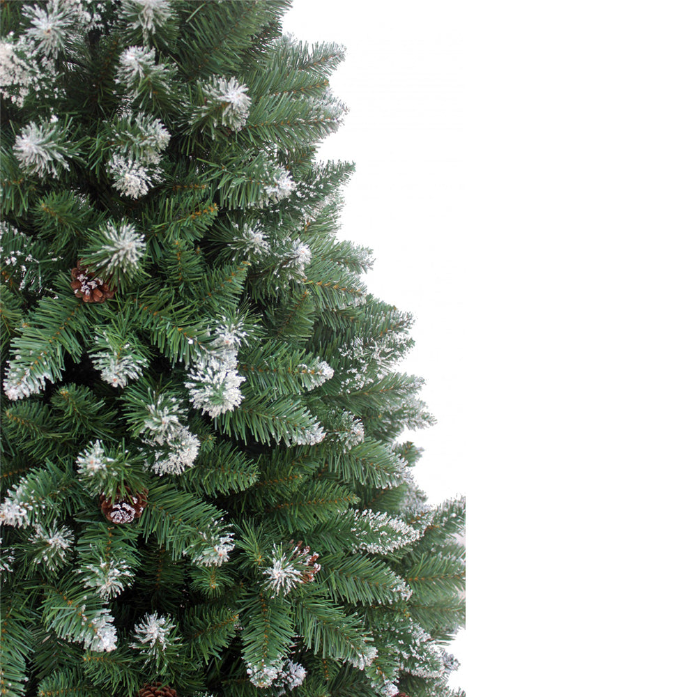 Dicht befüllter künstlicher Weihnachtsbaum mit Schneespitzen und vereinzelt sichtbaren Zapfen. 240 cm