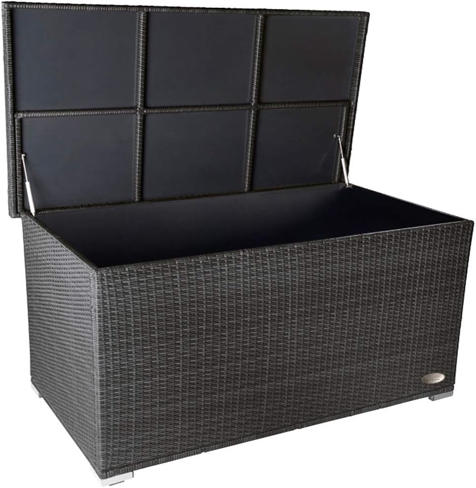 Dunkelgraue Rattanbox mit schwarzem Innenraum und geöffnetem Deckel, freigestellt dargestellt.