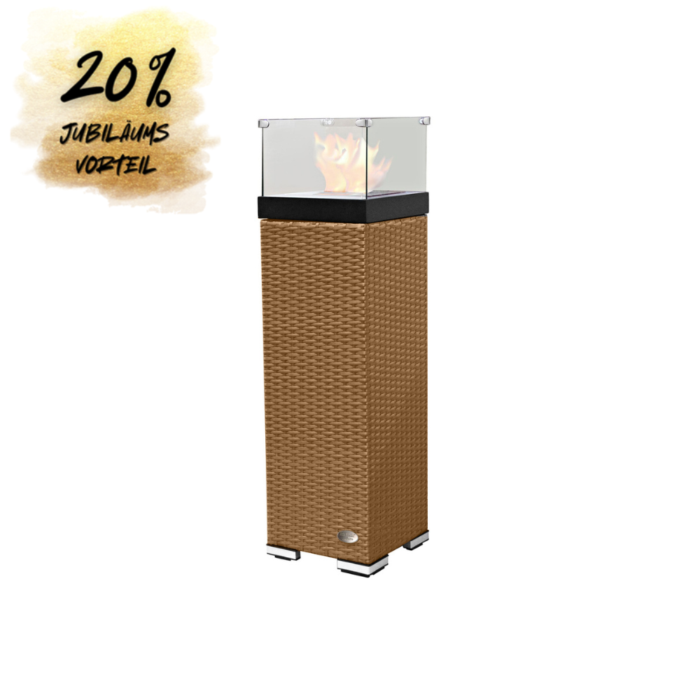 Naturfarbene Feuersäule aus Rattan mit Glasaufsatz und sichtbarer Flamme.20