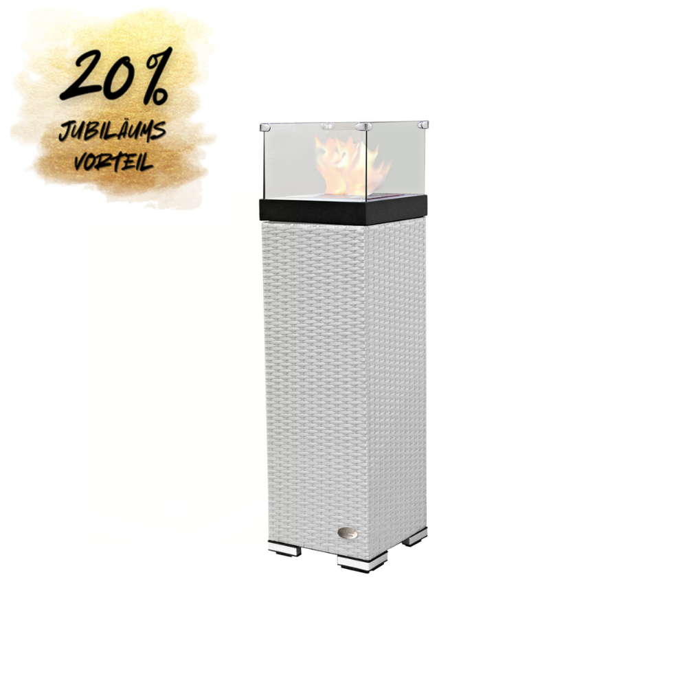 Weiße Feuersäule mit Glasaufsatz und Flamme, modernes Rattangeflecht in heller Optik.20