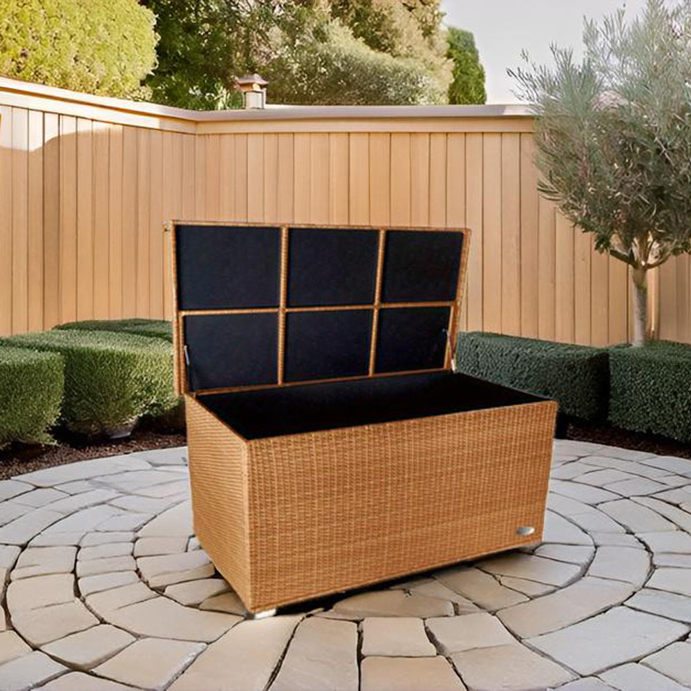 Gartenbox in Natur auf heller Rundsteinfläche, vor Holzsichtschutz und Formschnitthecke.