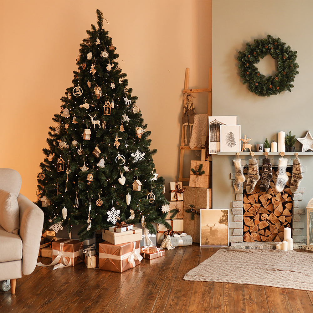Geschmueckter Weihnachtsbaum mit Geschenken Kamin und Deko in gemuetlichem Wohnzimmer. 270 cm