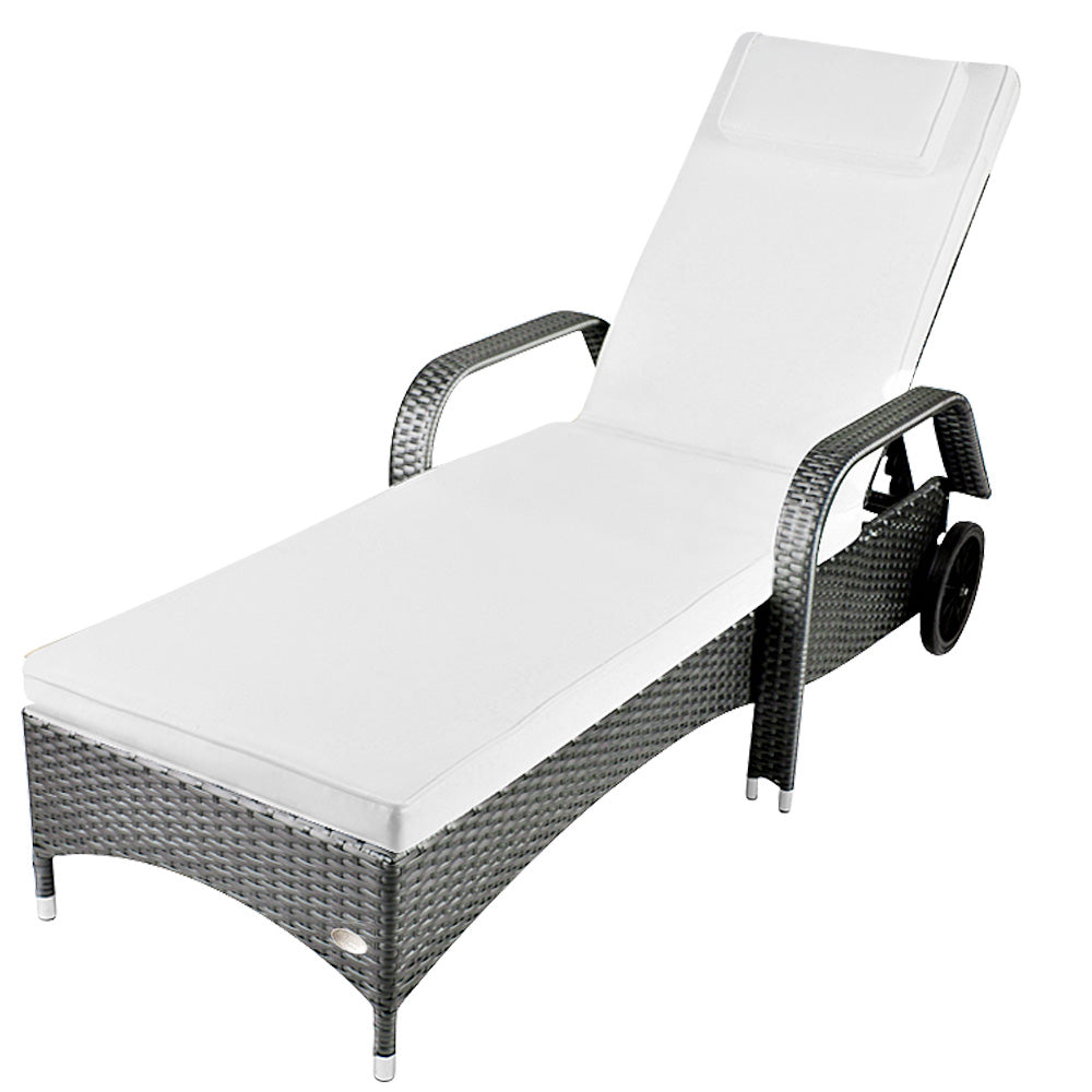 Graue Rattan-Sonnenliege mit weißer Polsterauflage und Armlehnen, verstellbare Rückenlehne. Grau / Weiß.