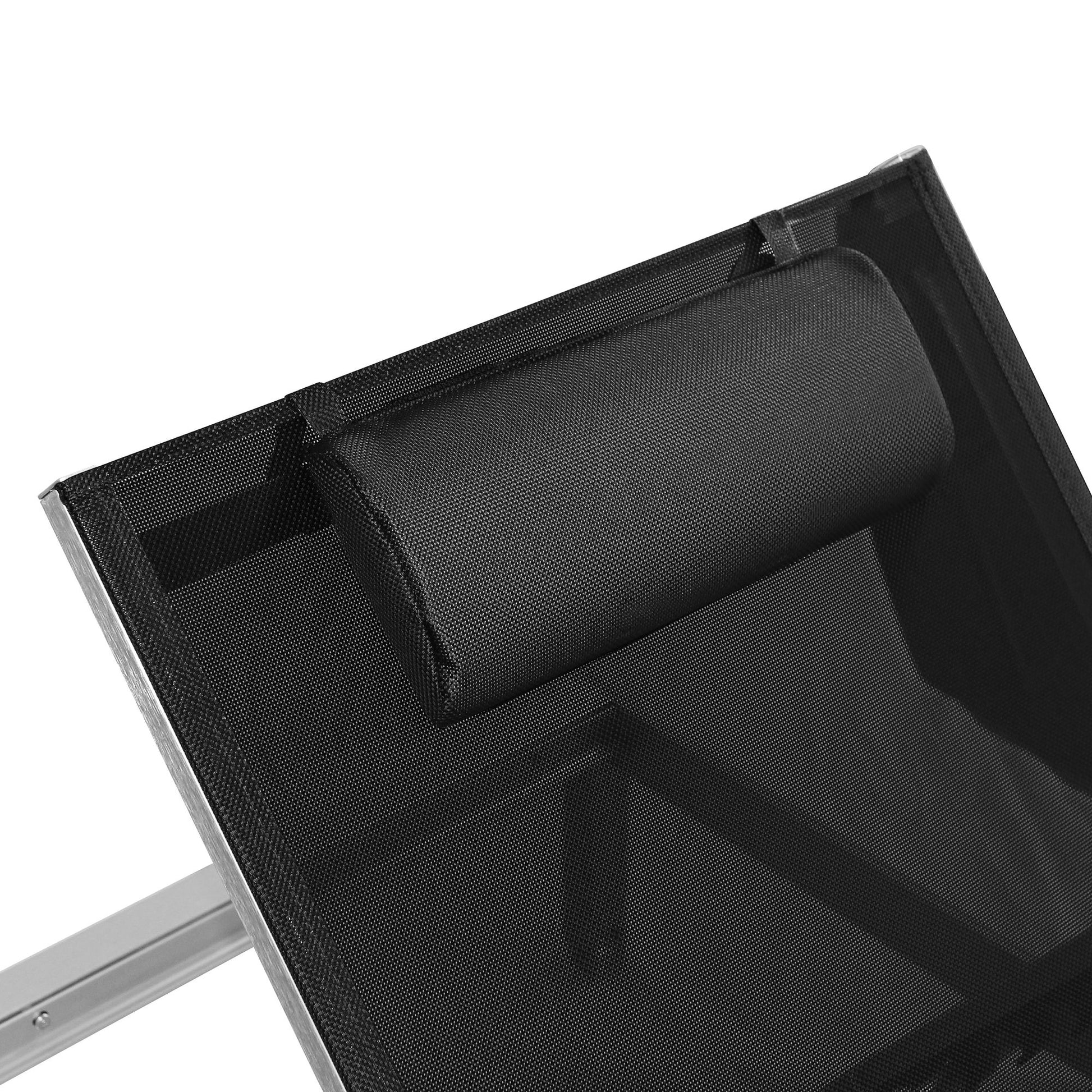 Kopfstütze mit schwarzem Bezug auf einer verstellbaren Aluminium-Sonnenliege mit Textilbespannung.