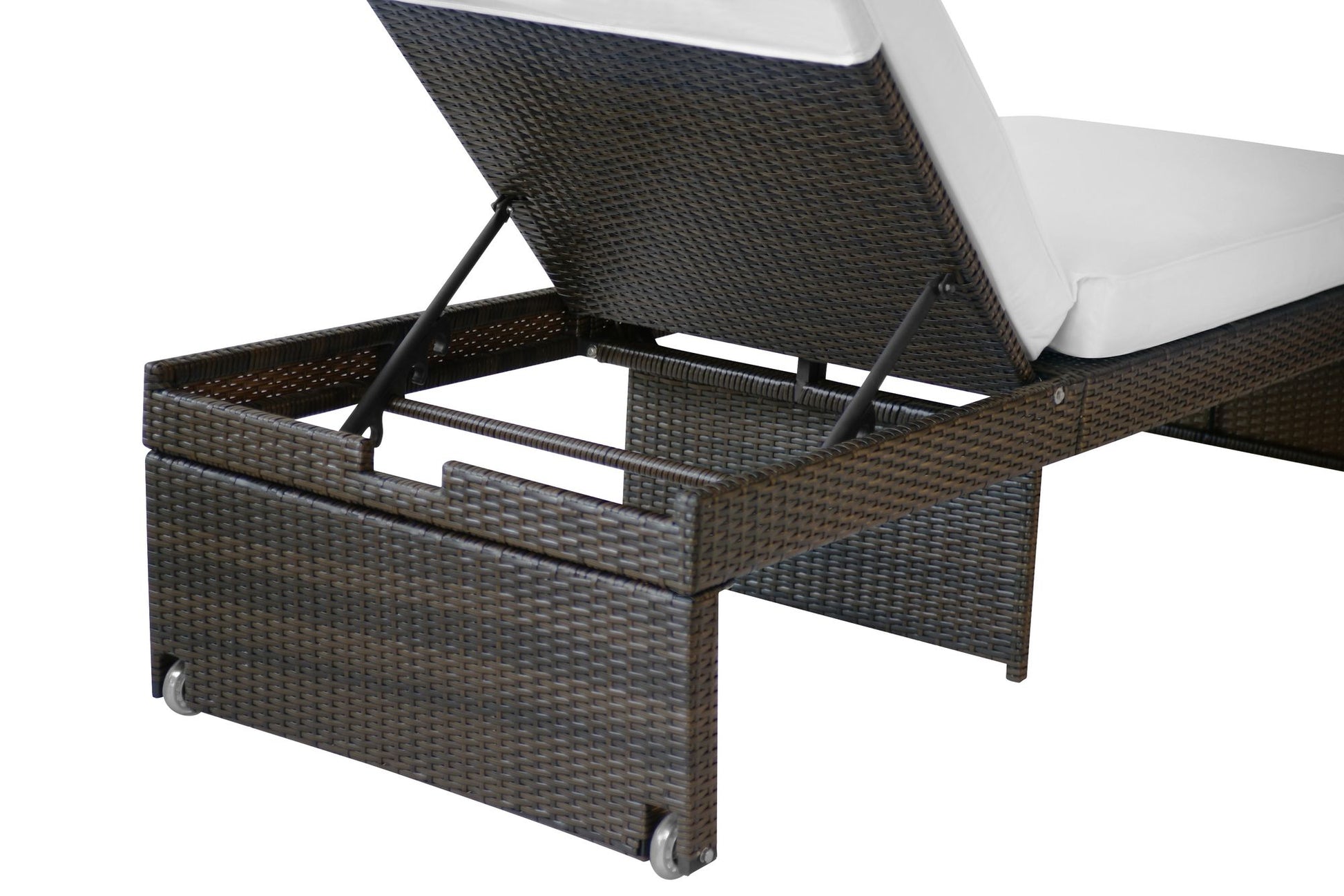 Braune Rattan-Liege mit verstellbarer Rückenlehne und Stauraum unter der Sitzfläche.