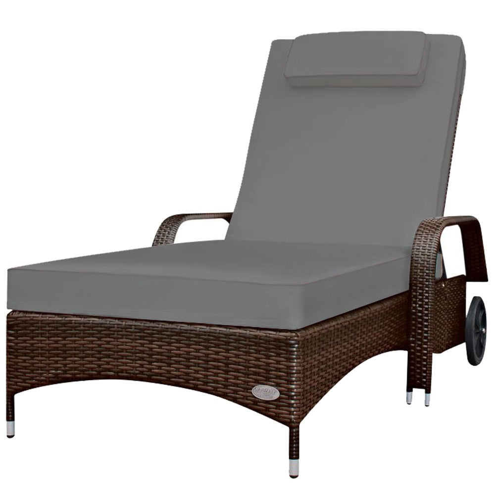Sonnenliege aus braunem Rattan mit grauer Auflage und Kopfkissen, Armlehnen und Rädern.