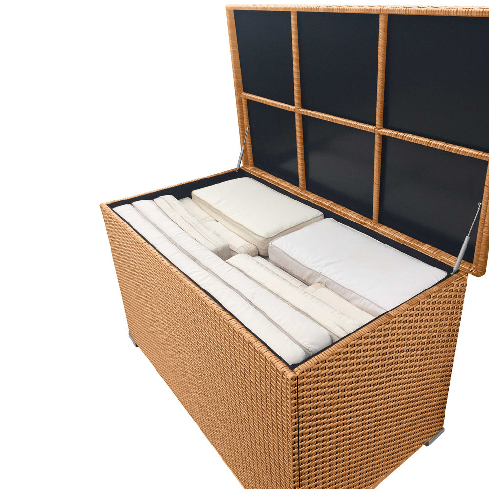 Innenansicht der Box mit beiger Innenverkleidung, gefüllt mit weißen Auflagen und Kissen.