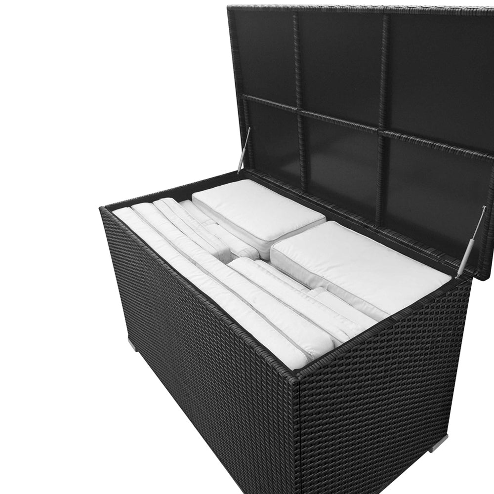 Innenansicht der geöffneten Box, befüllt mit weißen Sitzauflagen, Deckel wird durch Dämpfer gehalten.