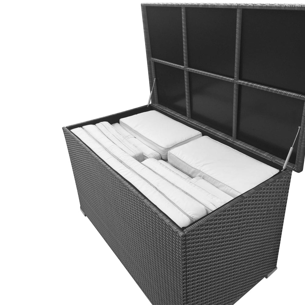 Innenansicht der geöffneten Box, gefüllt mit ordentlich gestapelten weißen Sitzpolstern.