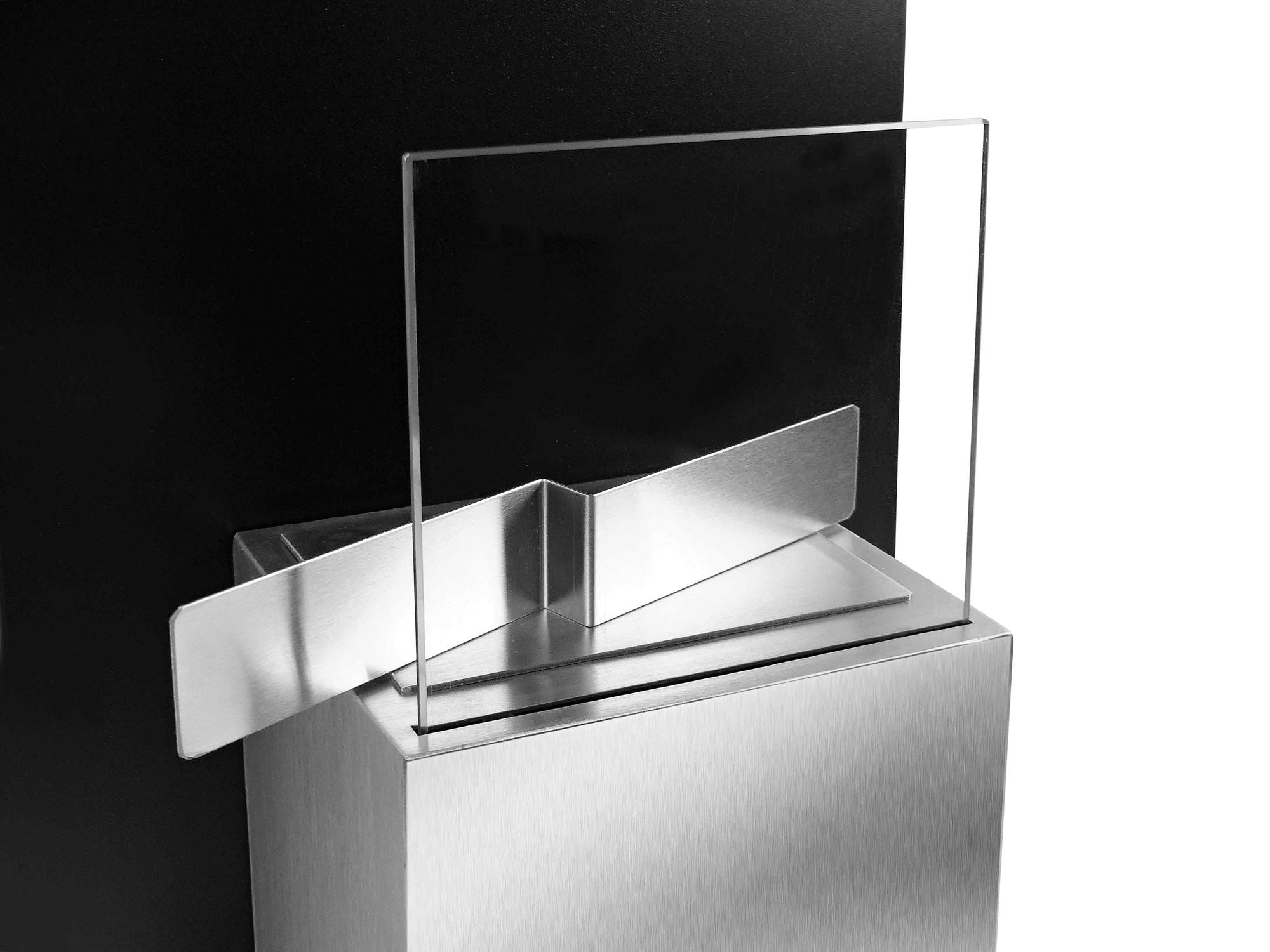 Nahaufnahme des Bio-Ethanol-Kamins mit Glasscheibe und Edelstahlbrenner für sichere Flammenführung.