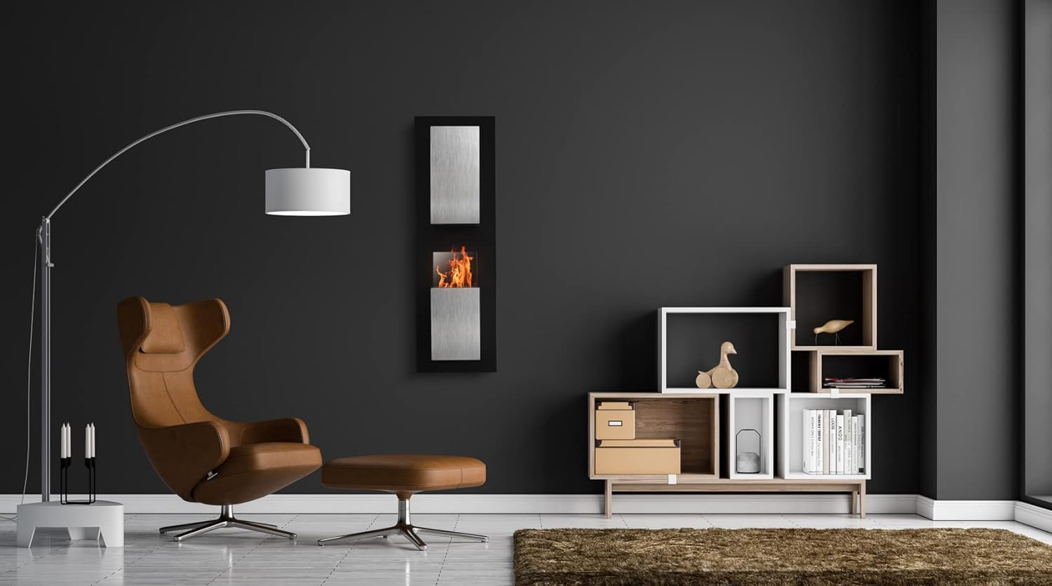 Design-Wandkamin mit Flamme neben braunem Relaxsessel in stilvoll modernem Wohnzimmer.