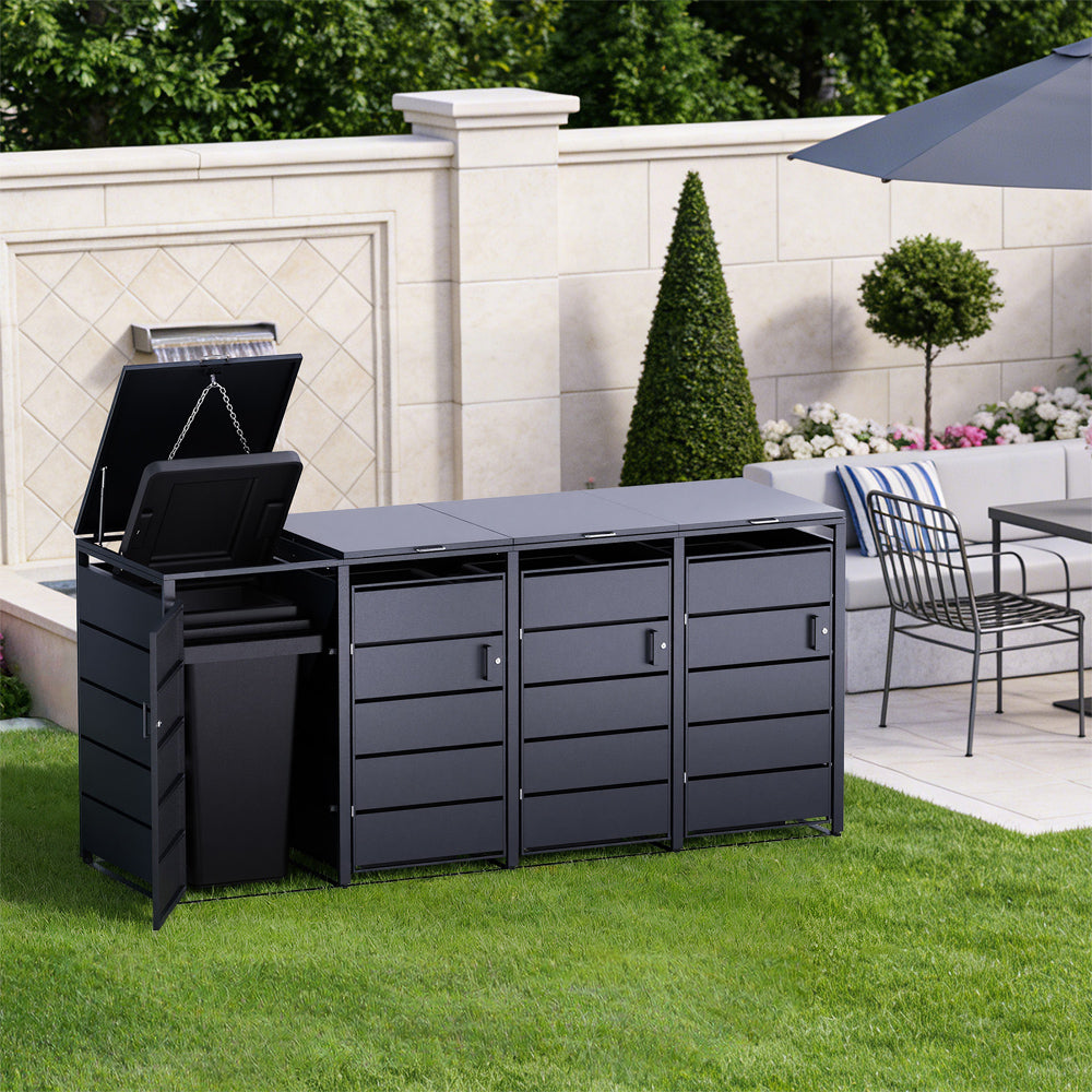 Mülltonnenbox mit vier Kammern aus Metall, eine geöffnet, platziert im modernen Garten.