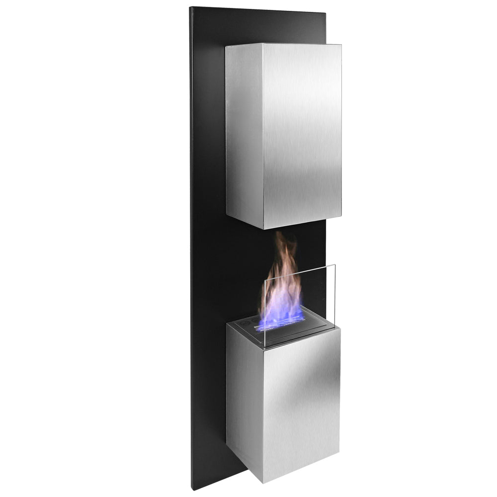 Moderner Bio-Ethanol-Wandkamin aus Edelstahl und Glas, Flamme sichtbar.
