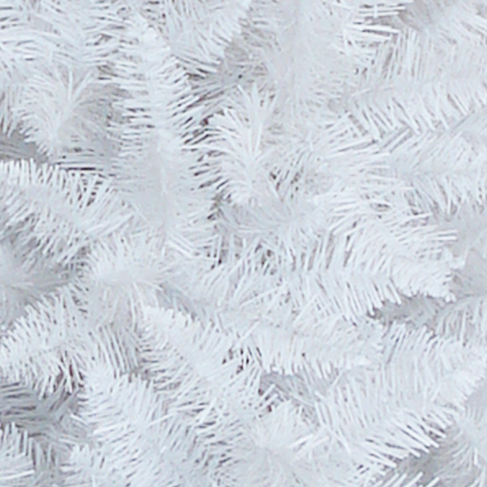Nahaufname der Tannennadeln eines weißen kuenstlichen Weihnachtsbaumes. 150 cm