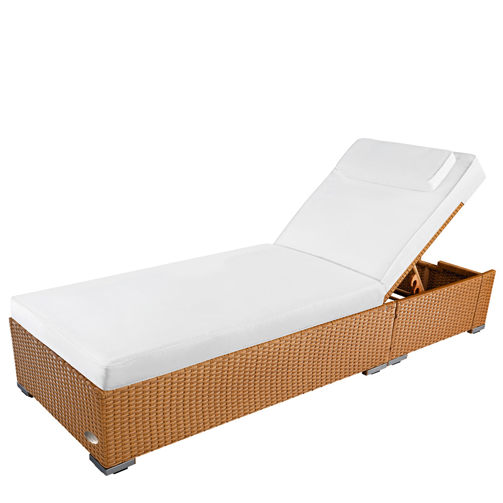 Naturfarbene Rattan-Sonnenliege mit weißer Auflage und verstellbarer Rückenlehne.