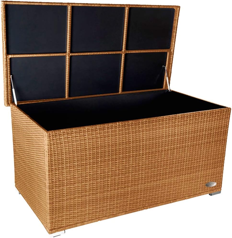 Naturfarbene Rattanbox mit geöffnetem Deckel, schwarzer Innenraum, freigestellt fotografiert.