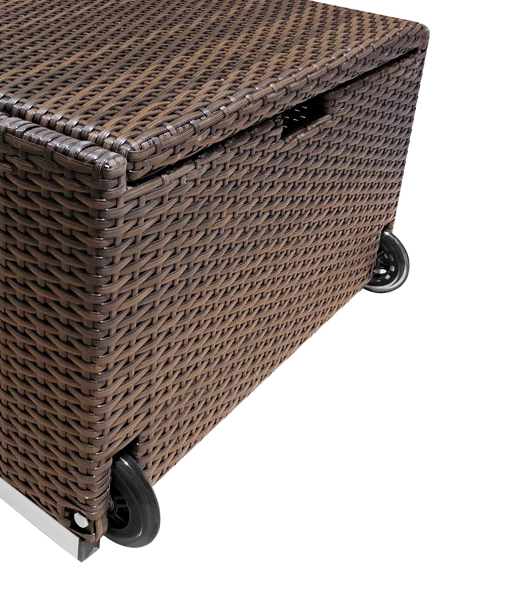 Braune Rattan-Sonnenliege mit stabilen, schwarzen Rollen am Kopfende.