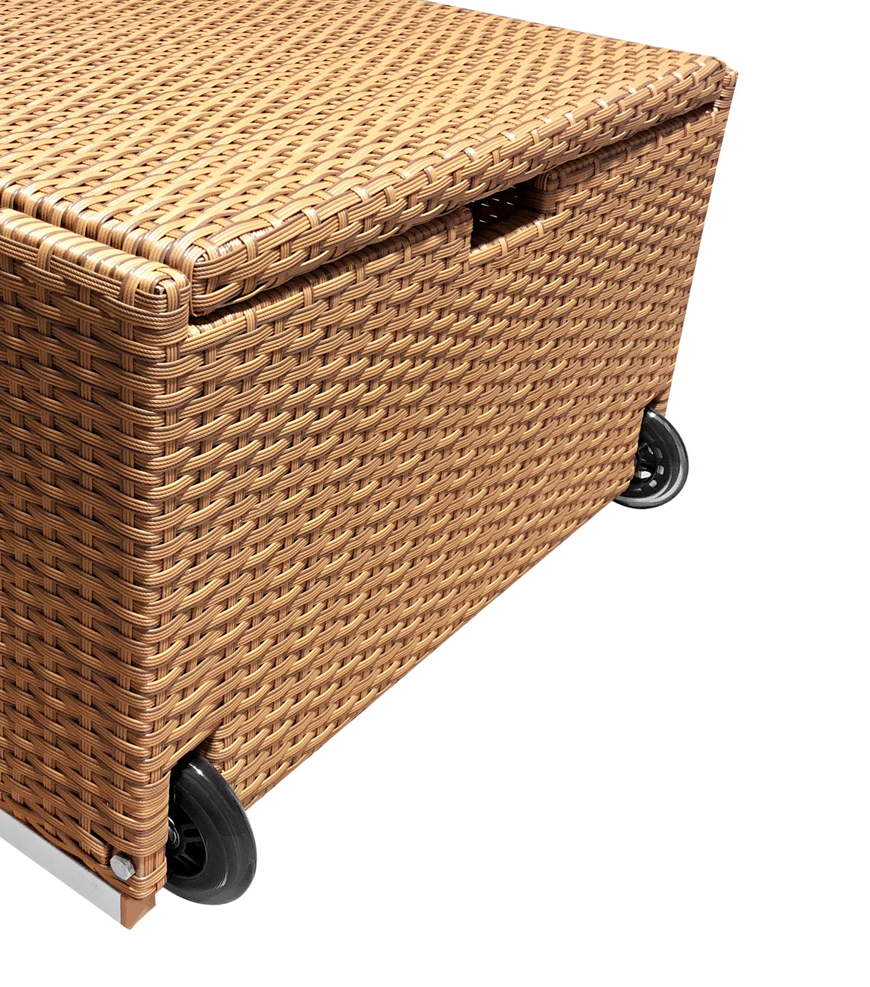 Naturfarbene Rattan-Sonnenliege mit stabilen, schwarzen Rollen am Kopfende.
