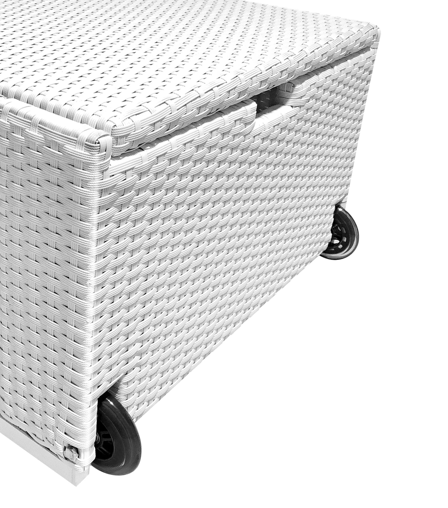 Weiße Rattan-Sonnenliege mit stabilen, schwarzen Rollen am Kopfende.