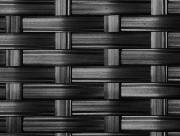 Nahaufnahme des schwarzen Poly-Rattan-Geflechts in feiner Webstruktur.