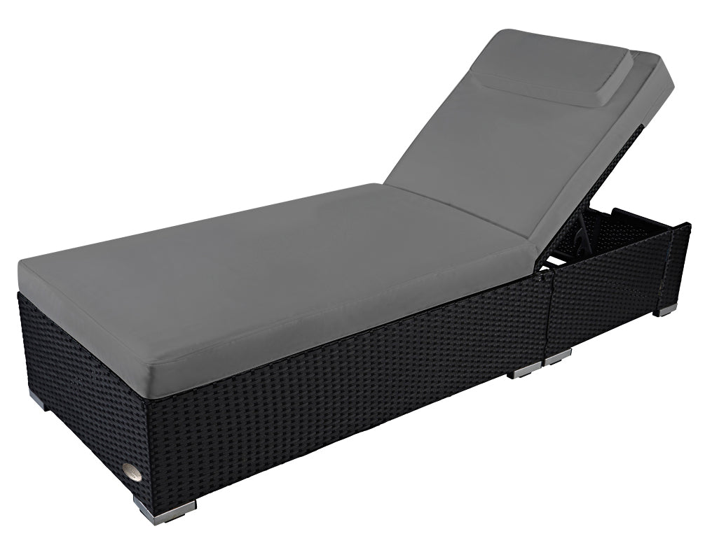 Schwarze Rattan-Sonnenliege mit grauer Auflage und verstellbarer Rückenlehne.