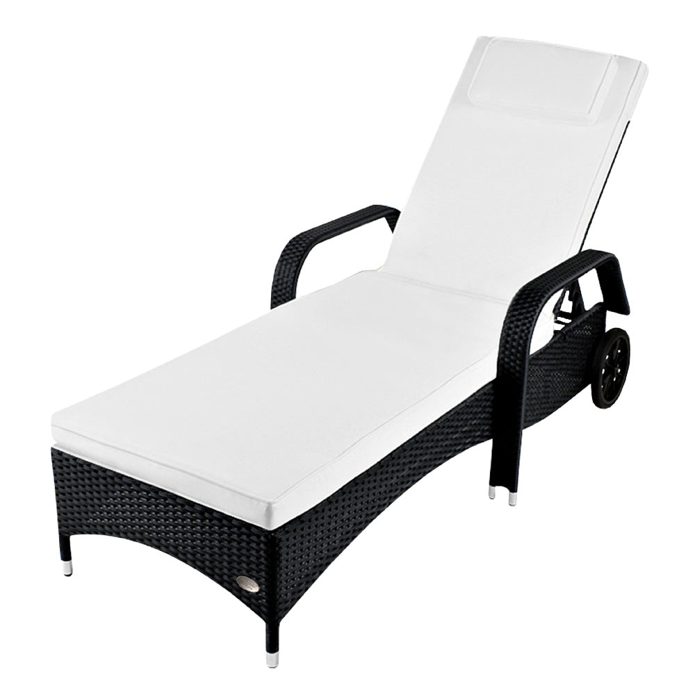 Schwarze Rattan-Sonnenliege mit weißer Polsterauflage und Armlehnen, verstellbare Rückenlehne. Schwarz / Weiß.