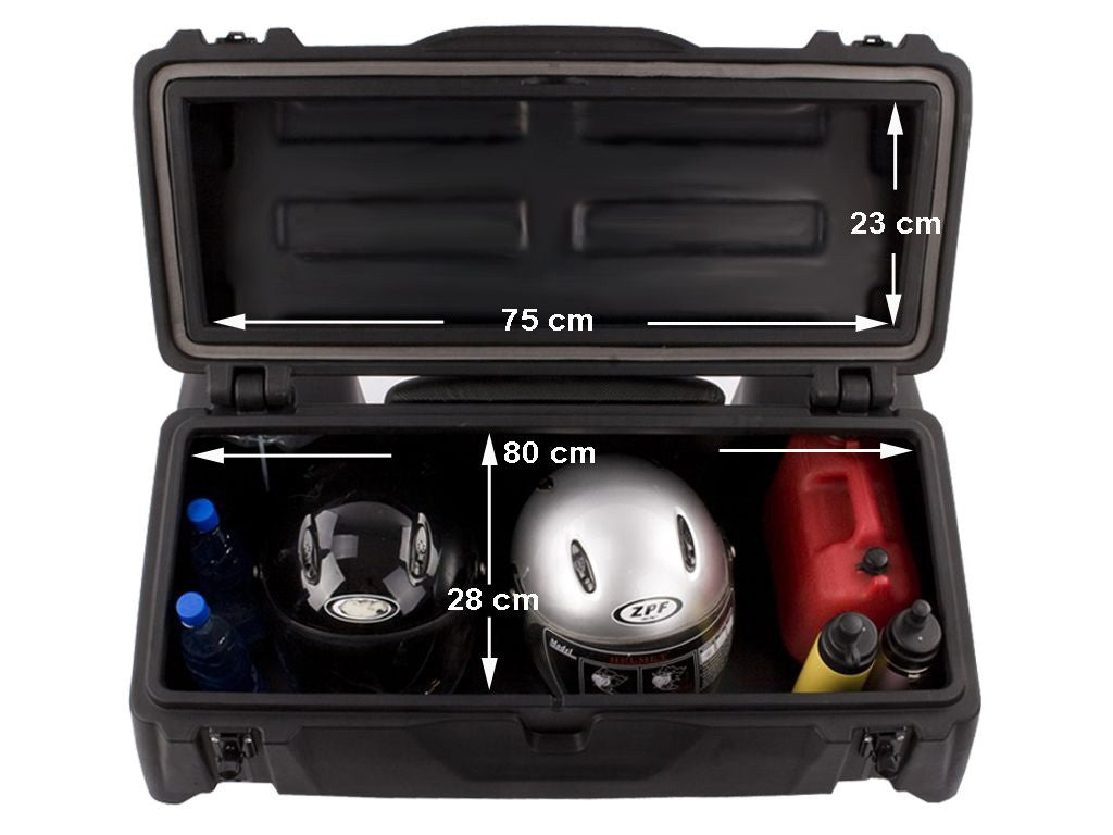 Schwarzer ATV-Quadkoffer mit geöffnetem Deckel, Helmen und Maßangaben für Breite und Höhe.