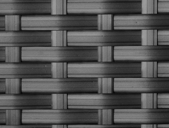 Detailaufnahme eines grauen, handgeflochtenen Polyrattan-Geflechts. Grau / Grau.