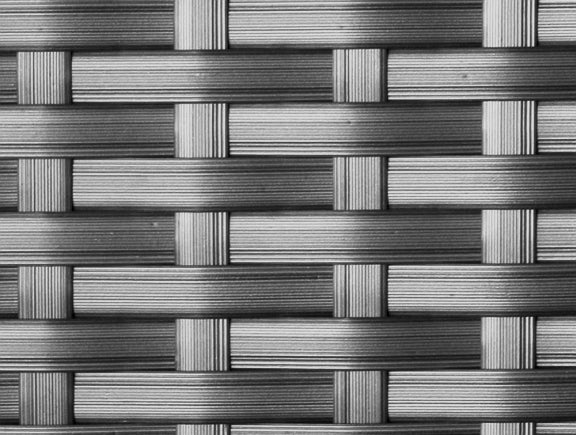 Nahaufnahme des silbernen Poly-Rattan-Geflechts in feiner Webstruktur.