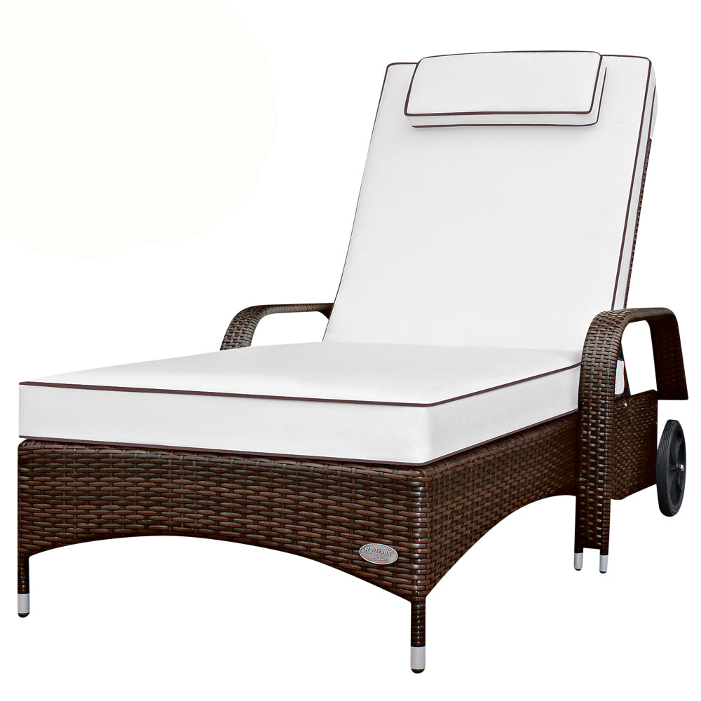 Sonnenliege aus braunem Rattan mit weißer Auflage und Kopfkissen, Armlehnen und Rädern.