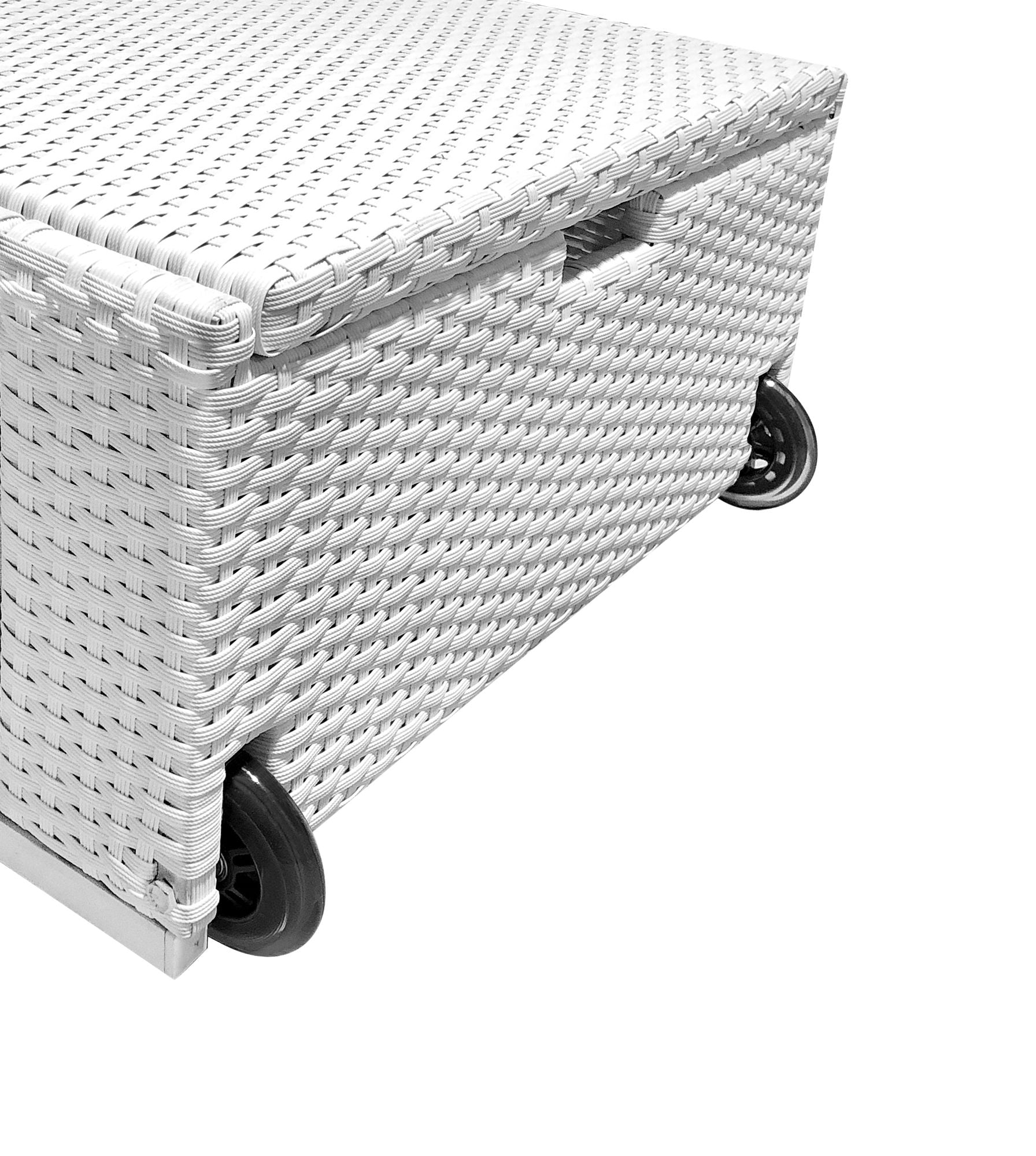 Sonnenliege mit stabilen Rollen für einfaches Umstellen. Weiß