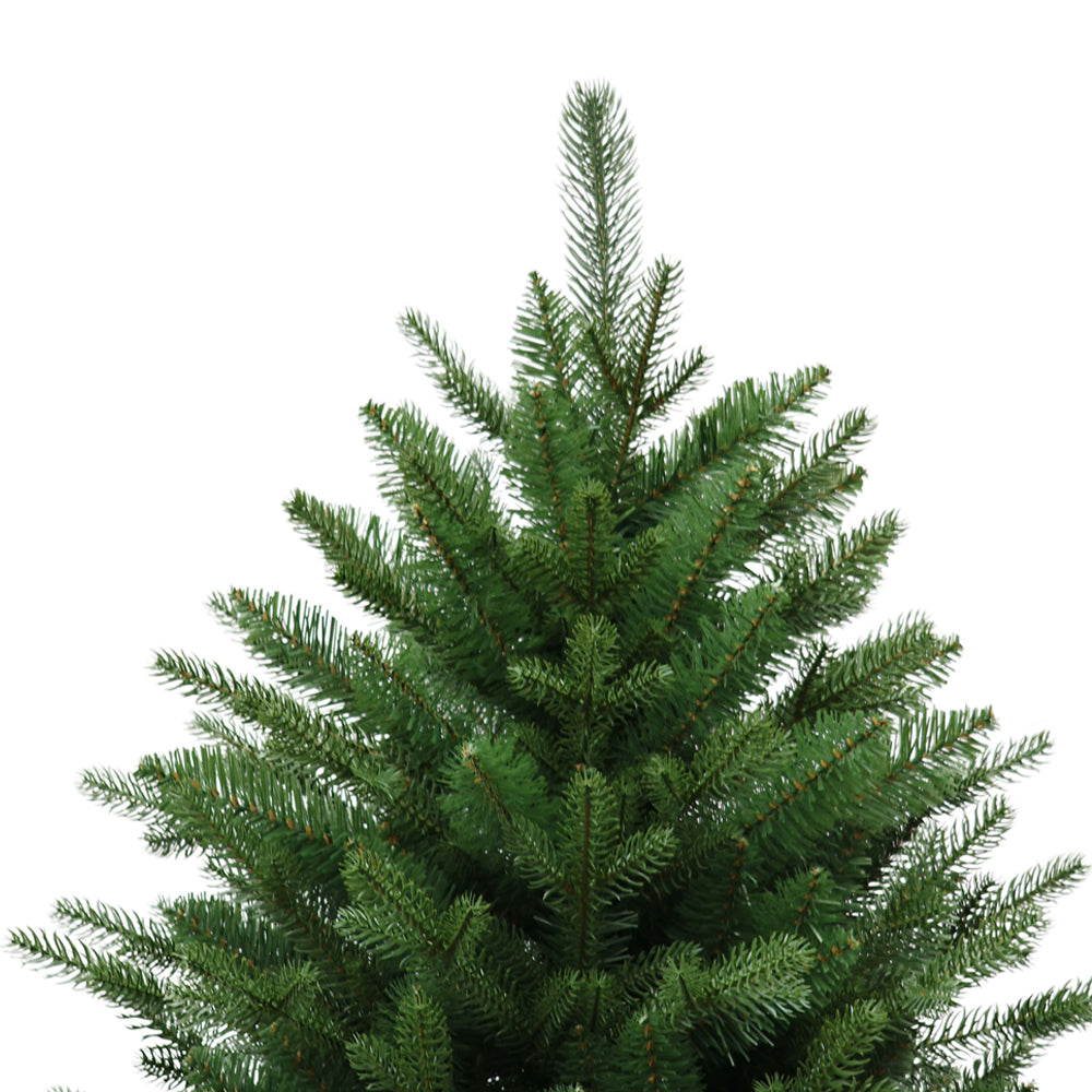 Spitze eines künstlichen Weihnachtsbaums mit dichter, grüner Tannennachbildung in Naturform. 210 cm