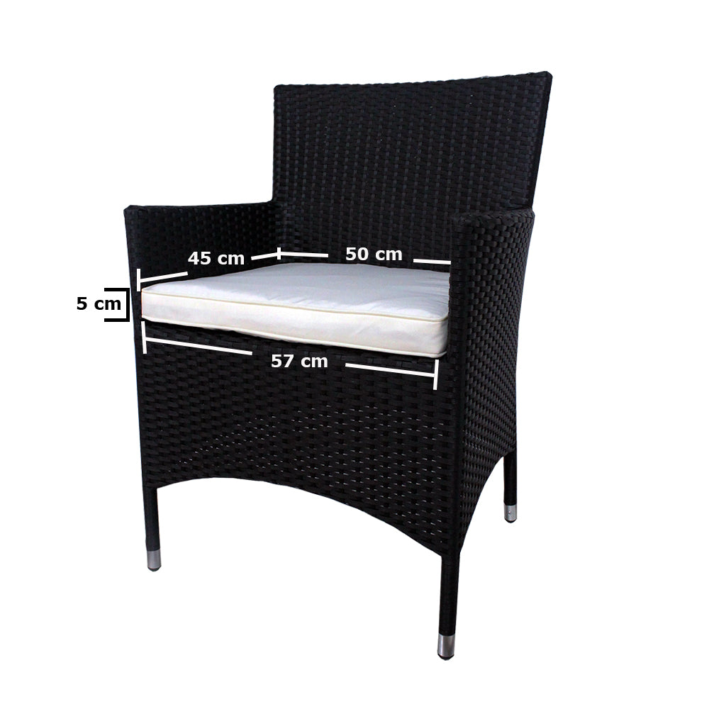 Schwarzer Rattan-Stuhl mit weißem Sitzpolster, Maße: 45x50 cm Sitzfläche, Polsterhöhe 5 cm.