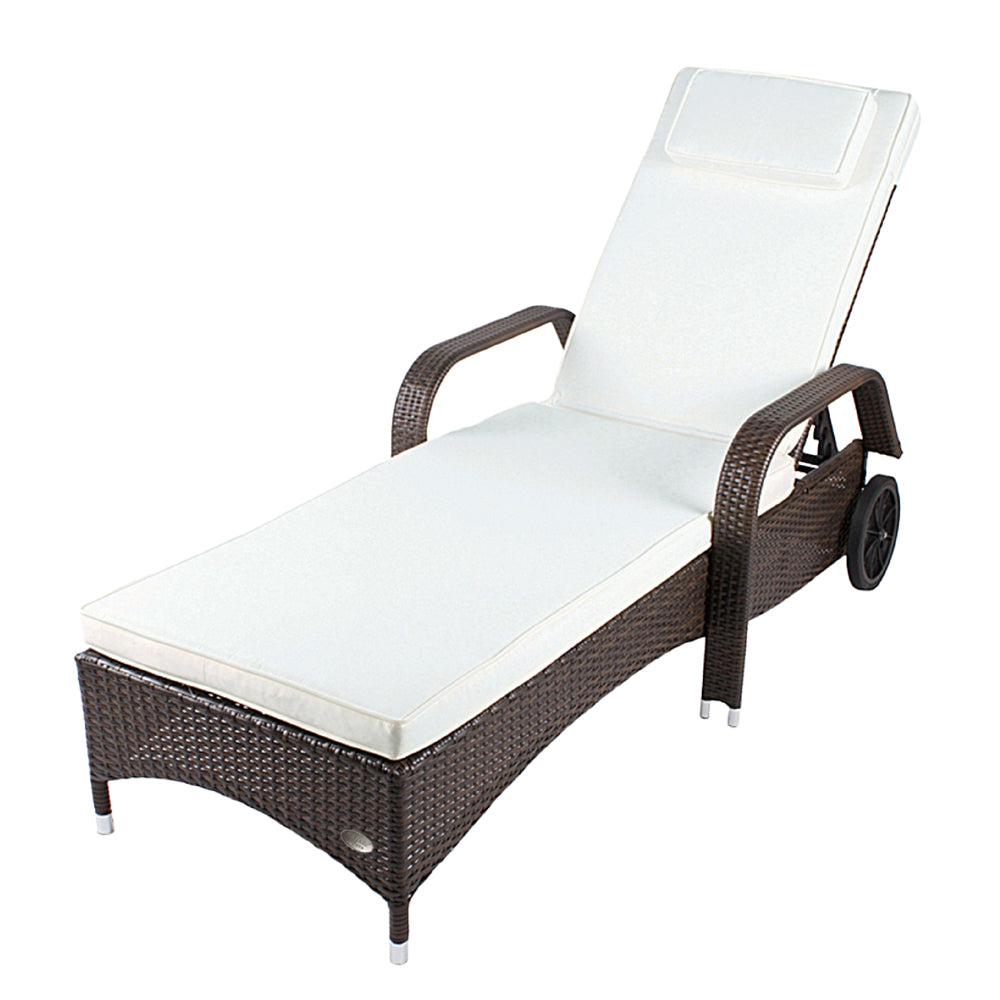 Braune Rattan-Sonnenliege mit weißer Polsterauflage und Armlehnen, verstellbare Rückenlehne. Braun / Weiß.