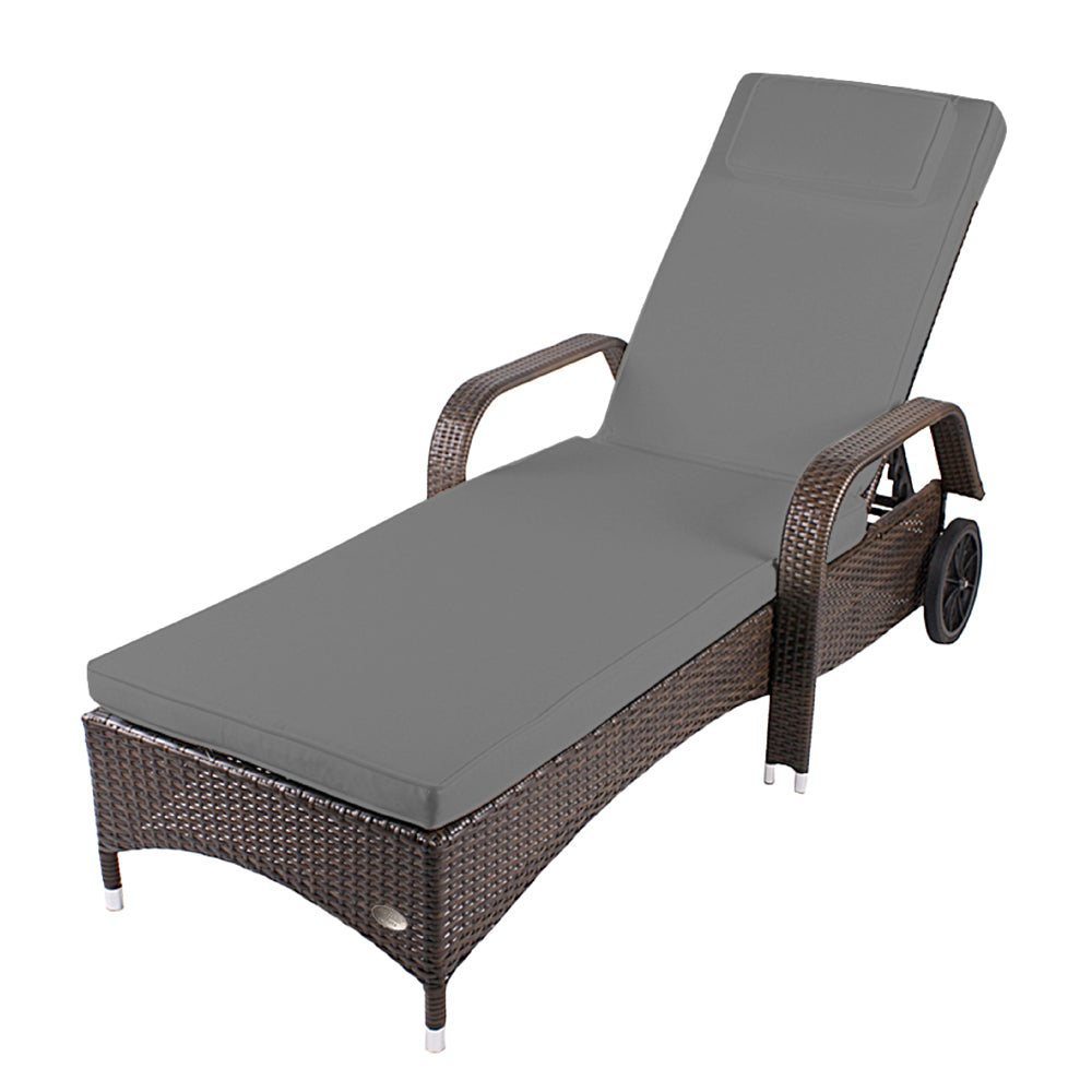 Braune Rattan-Sonnenliege mit grauer Polsterauflage und Armlehnen, verstellbare Rückenlehne. Braun / Grau.