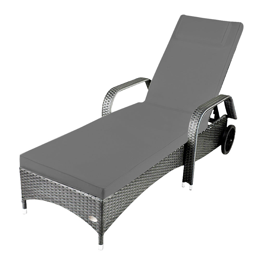 Graue Rattan-Sonnenliege mit grauer Polsterauflage und Armlehnen, verstellbare Rückenlehne. Grau / Grau.