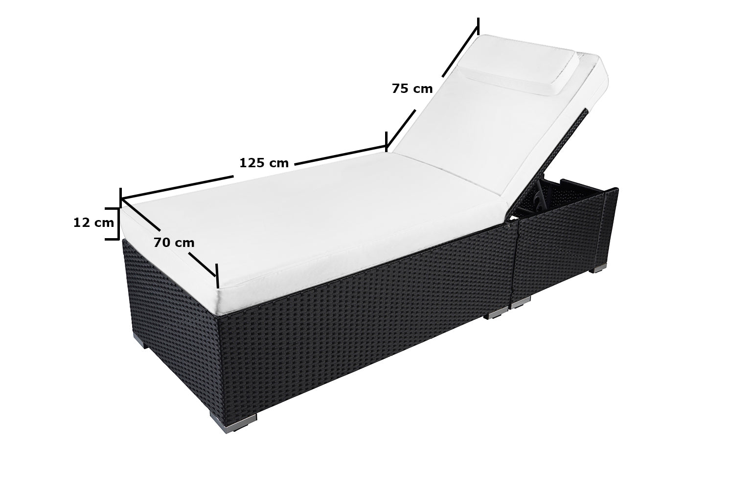 Schwarze Rattan-Liege mit weißer Polsterung und Maßen: 70x125 cm Liegefläche, 75 cm Rückenlehne.
