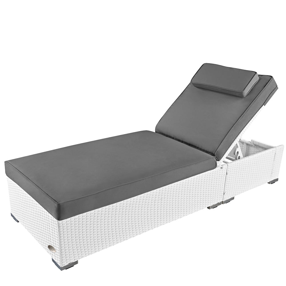 Weiße Rattan-Sonnenliege mit grauer Auflage und verstellbarer Rückenlehne.