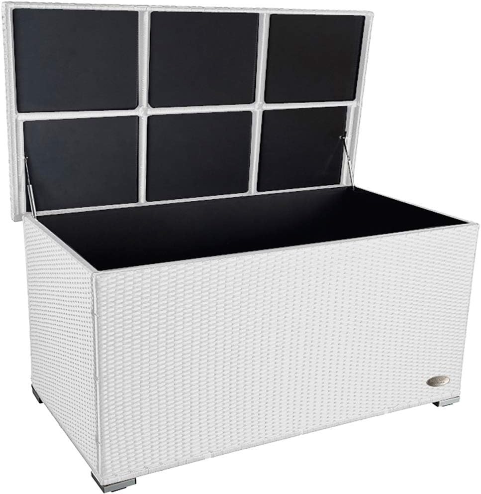 Weiße Rattanbox mit geöffnetem Deckel, schwarzer Innenraum, freigestellt fotografiert.