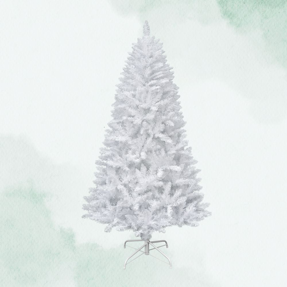 Weißer künstlicher Weihnachtsbaum mit grünlichem Hintergrund. 240 cm